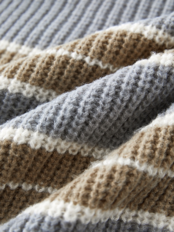 Sudadera de hombre en tejido calentito con rayas de colores en contraste-7