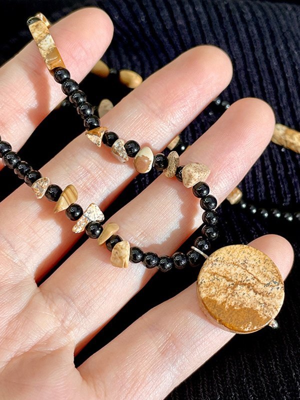 Collar de cuentas de cristal negro irregular con colgante de disco de madera-2